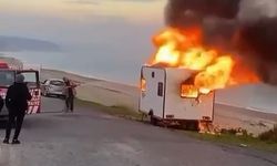 Alevler arasında kalan karavan küle döndü