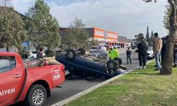 Araç takla attı...Burnu bile kanamadan kurtuldu!