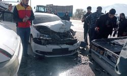 Askeri araç, traktör ve otomobil çarpıştı: 2 yaralı