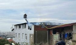 Binanın çatısı alev alev yandı