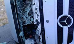 Devrilen tırın sürücüsü yaralandı