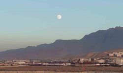 Eş zamanlı güzellik: Ay doğarken güneş battı