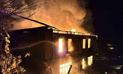 İki katlı ahşap ev alevlere teslim oldu