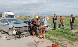 İki otomobil kafa kafaya çarpıştı: 3 yaralı