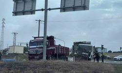 Işıklı kavşakta 2 kamyon çarpıştı: Sürücüler yaralandı