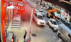 Kaldırıma çıkan otomobil tehlike saçtı