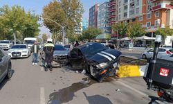 Kontrolden çıkan otomobil orta refüje çıktı