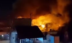 Korkutan yangın! 6 işyeri zarar gördü....