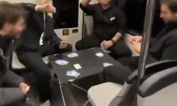 Metroda şaşırtan görüntü: Gençler masa kurup oyun oynadı