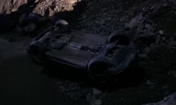 Otomobil dereye uçtu: 2 yaralı