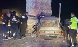 Otomobil tıra ok gibi saplandı: Karı-koca hayatını kaybetti