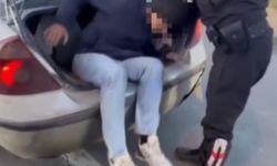 Otomobilin bagajında 2 kaçak göçmen yakalandı