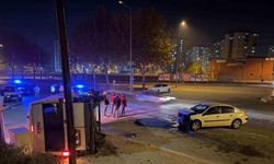 Otomobilin çarptığı servis yan yattı: 2 yaralı