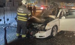 Otomobilin motor kısmı yandı
