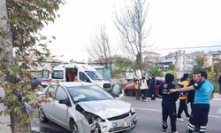 Otomobiller çarpıştı: 3 kişi hafif yaralandı