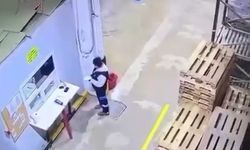 Paletlerin altında kalmaktan son anda kurtuldu