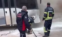 Park halindeki midibüs alev aldı