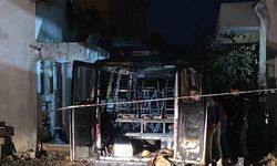 Park halindeki minibüs alev alev yandı