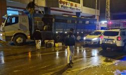 Seyir halindeki kamyonun kasası alev aldı