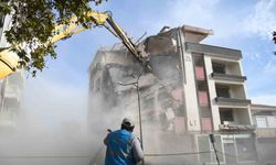Sındırgı’da yıkım çalışmaları sürüyor