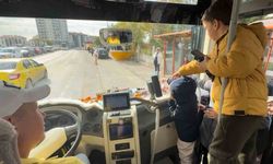 Şoför minibüse binen yolcularına meyve ve şekerleme ikram ediyor