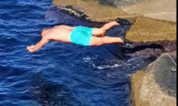 Soğuk havaya aldırış etmeden denize girdi