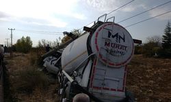 Tır elektrik direğine çarptı: 1 yaralı