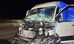 Tıra çarpan panelvan hurdaya döndü