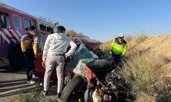 Yük kamyonuyla otomobil çarpıştı: 1 ölü, 1 yaralı