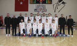 Gözünü lidere dikti!