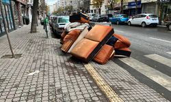 Eskişehir'de cadde ortasına koltuk bıraktılar!