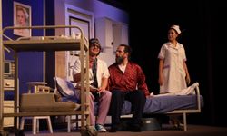 Beklenen o tiyatro oyunu kahkahalar eşliğinde gerçekleşti