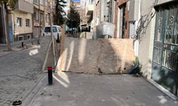 Kaldırımı kapatan inşaata mahalle sakinlerinden tepki!