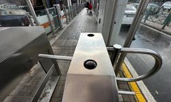 Tramvay turnikesi çöp kutusuna döndü!
