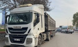 Eskişehir’de ilginç kaza: Açık damper direği devirdi