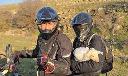Soğukta tek başına kalan kuzuyu sporcular buldu