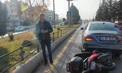 Aracın altına sıkışan motosiklet yardımla kurtarıldı