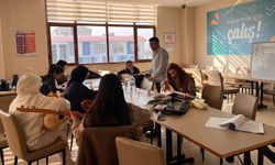 Kız öğrencilere bağlama kursu veriyorlar