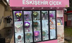 Kampüste çiçek sürprizi: Otomat öğrencileri şaşırttı