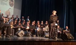 Türk Sanat Müziği Korosu ayakta alkışlandı