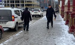 Kar sonrası buzlanma yayaları zorladı