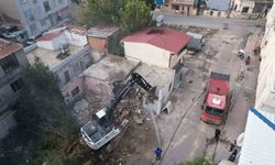 Ağır hasarlı bina kontrollü şekilde yıkıldı