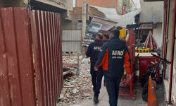 Ağır hasarlı binayı yıkarken molozların altında kaldı