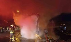 Beyaz eşya yüklü tır alev alev yandı