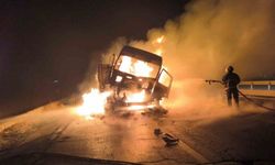 Çarpışan iki tırdan biri yandı