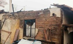 Çıkan yangında deprem konutu kullanılmaz hale geldi