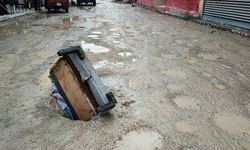 Çöken yola ilginç önlem!