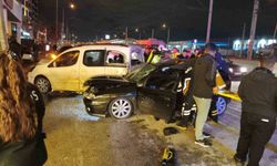 Gece yarısı kaza anı kamerada : 1'i ağır 4 yaralı