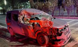 Hafif ticari araç, temizlik aracına çarptı: 1 yaralı