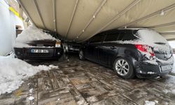 Kar ağırlığı garajı çökertti: 3 araç zarar gördü